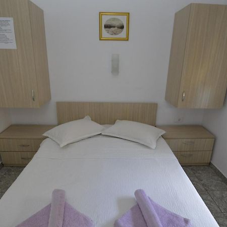 Vila Rara Hotel Costinesti Buitenkant foto