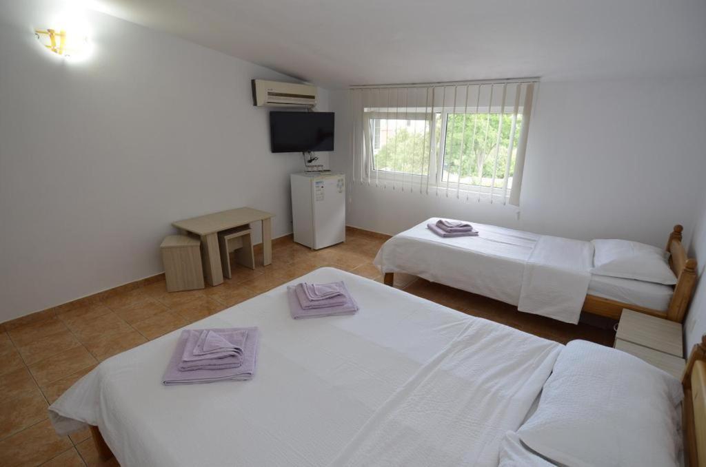 Vila Rara Hotel Costinesti Buitenkant foto